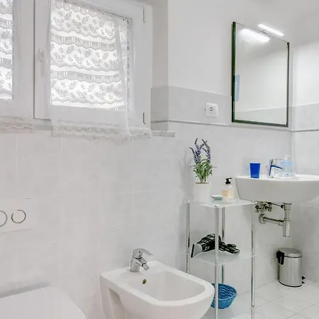 Guesthost - Migliarina Bedrooms Apartment La Spezia