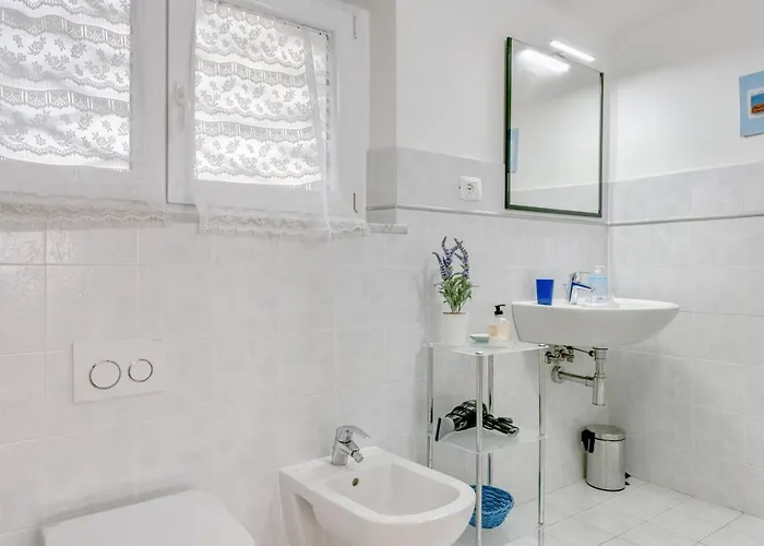 Guesthost - Migliarina Bedrooms Apartment La Spezia