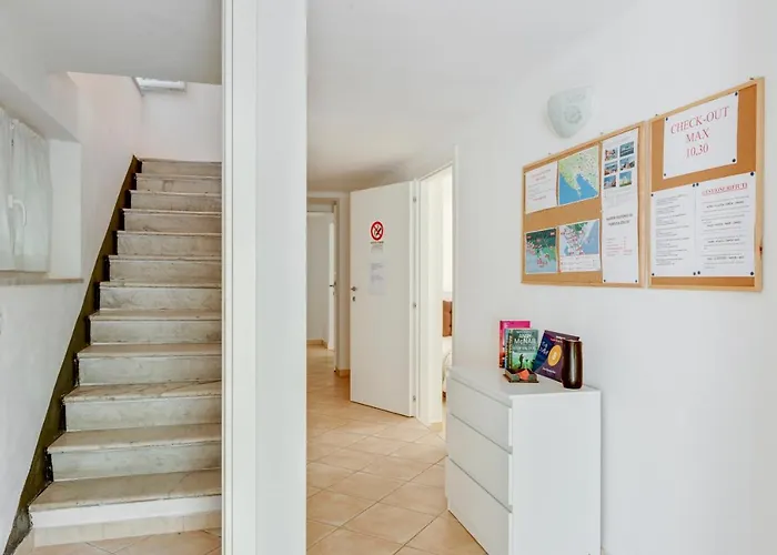 Guesthost - Migliarina Bedrooms Apartment