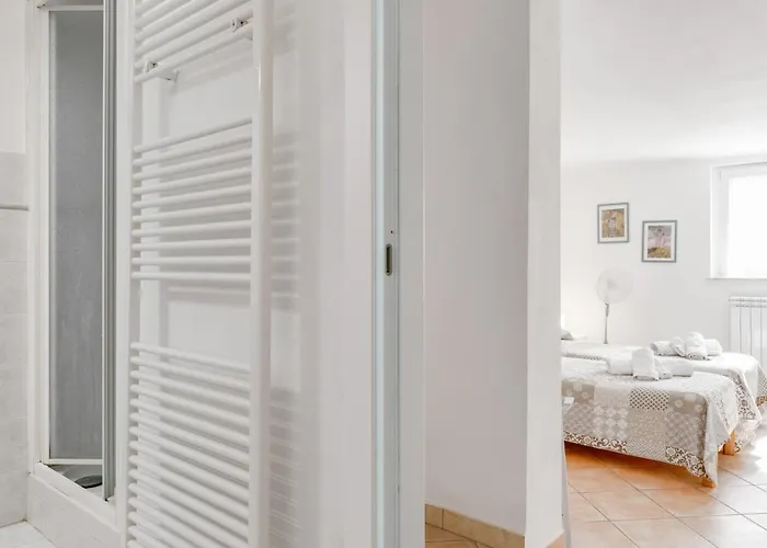 Guesthost - Migliarina Bedrooms *