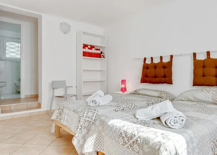 Guesthost - Migliarina Bedrooms Apartment