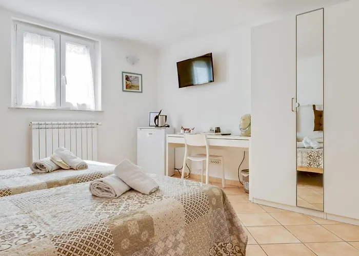 Guesthost - Migliarina Bedrooms Apartment La Spezia
