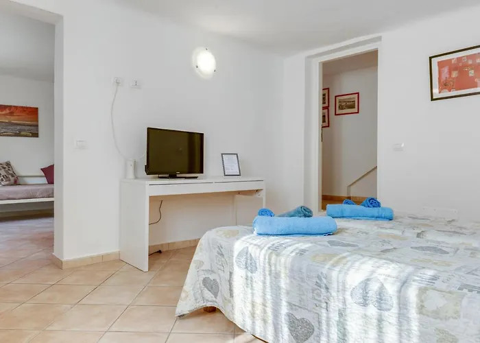 Guesthost - Migliarina Bedrooms Apartment La Spezia
