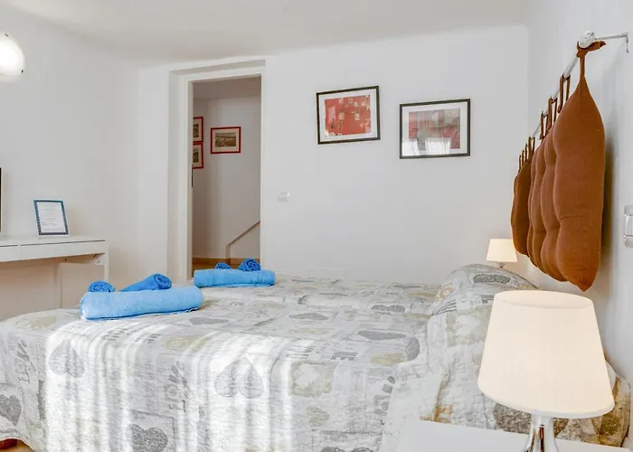 Guesthost - Migliarina Bedrooms * La Spezia